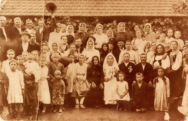 Bácskai lakodalom 1942-ben   Középen a 2. sorban édesanyám fehér blúzban és fehér kendőben, édesapám pedig balra fent integet a kalapjával.